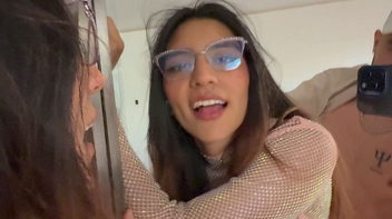 Morena de óculos bem charmosa na gulosa com boa trepada