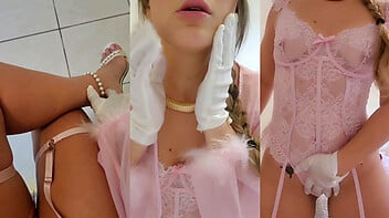 Bucetuda de lingerie rosa na dedada de xoxota linda carnuda