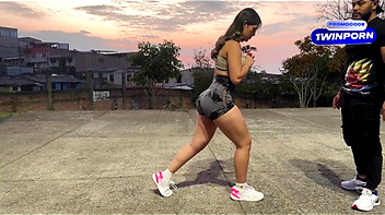 Treinador fodendo aquela bucetuda atleta bem gostosa de short colado