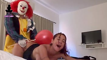 Palhaço comendo aquela safada gata no sexo forte