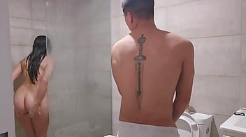 Flagrei minha meia-irmã no banho – Fiz sexo com ela