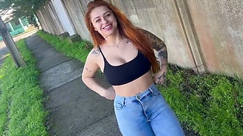 Ruiva sexy faz sexo hardcore com desconhecido