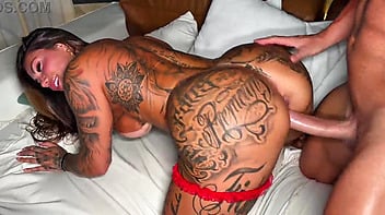 Morena gostosa tatuada fudendo com FilouFitt