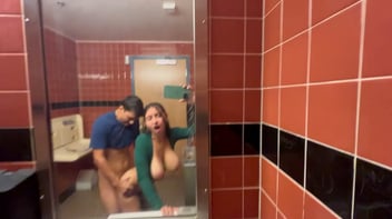 Sexo no banheiro da universidade