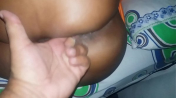 Vídeo amador bem safado da esposa negra sendo masturbada e fodida no cuzinho