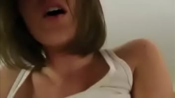 Puta boqueteira de peitos grande no video porno gozando na metida de vara