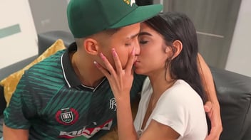 Latino seduzindo uma bunduda novinha gostosa e fazendo um sexo quente