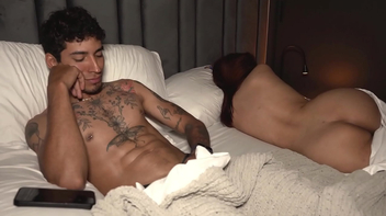 Meio irmãos safados se pegando no bom porno e gozando gostoso na foda quente