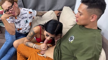 Safado bissexual provando da buceta de sua amiga com o namorado no sexo grupal