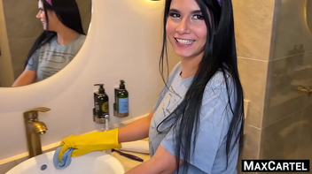Patrão filmando aquela empregada de peitos durinhos semi nua limpando o banheiro