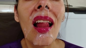 Boqueteira sugando aquela picona com tesão e bebendo porra com gosto