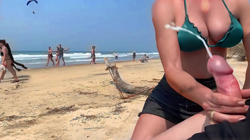 Safada masturbando seu marido ali na praia em público até ver a porra saindo