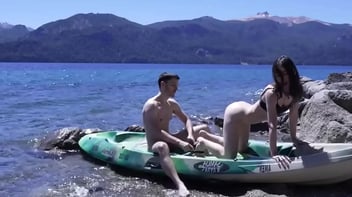 Casal de novinho se pegando em praia pública e dando uma boa trepada ligeira