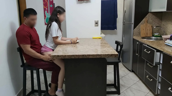 Sexo dentro de casa com enteada novinha atrevida fudendo com padrasto