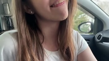 Dotado dá carona a amiga novinha e passa a piroca na vadia no carro