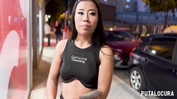 Velho rico e pirocudo comendo prostituta colombiana baixinha linda no motel