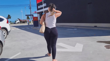 Safado destruindo a bunda gostosa carnuda daquela tesuda brasileira no anal